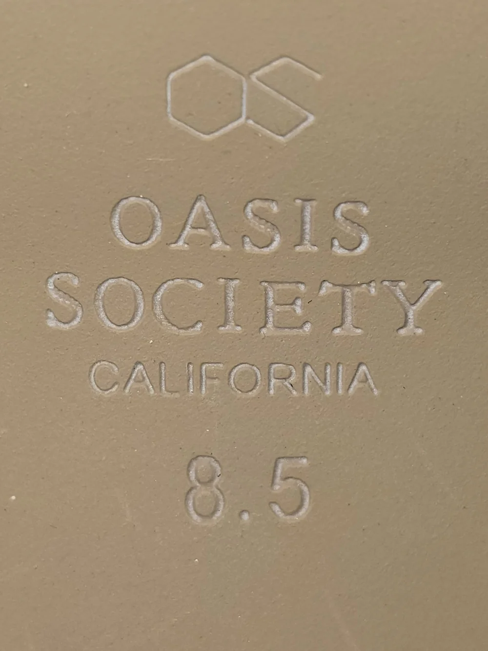 Oasis Society shiny cream